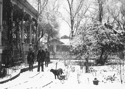 Dwellings - Stockton: [Peyton (Mamie) home, E. Washington St. & Union St.] snow