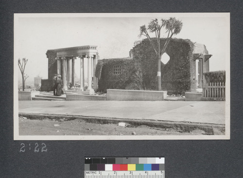 Ruins of Tobins [i.e. Towne] residence on California Street, Nob Hill. April 23, 1906
