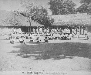 Fra Santalistan/Santal Parganas, Nordindien. Samlingsplads for pigerne. Fra fru Caroline Børresens pigeskole i Benagaria, startet i 1868. (Foto 1887)