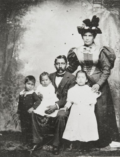 Manuel Domínguez, Inéseño Chumash, and his wife, Isidora Domínguez (née O'Brien), daughter of John and Juana O'Brien, and their children : ca. 1898
