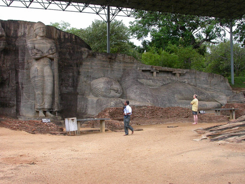 Gal Vihāra complex: Standing and recumbent Buddha statues