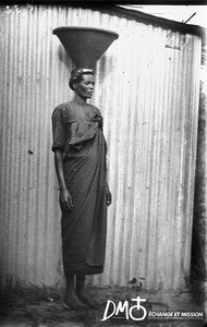 African woman carrying a pot on her head, Antioka, Mozambique, ca. 1901-1915