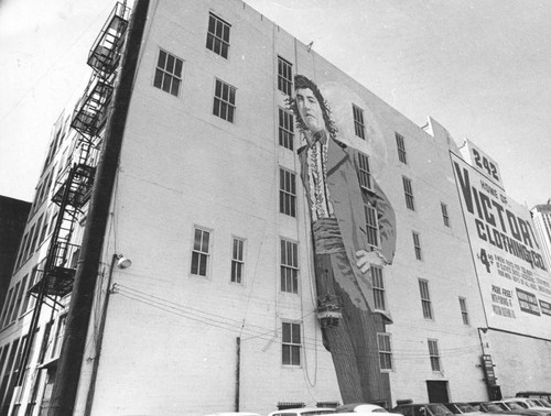 Giant "Groom" mural on building