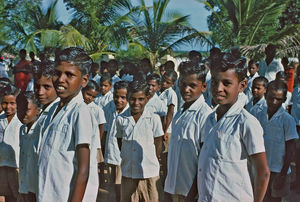 Der var 3 mio. spedalske i Indien i 1980erne. En fjerdedel af dem var børn. Der var flest drenge, der blev ramt af spedalskhed. Måske fordi de færdedes mere i samfundet, og derfor havde større risiko for at blive smittet. Børnene gik helt normalt i skole, mens de fik behandling. Det var en del af revalideringen