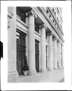 Exterior view of the Merchants National Bank, Sixth Street and Spring Street, October, 1920