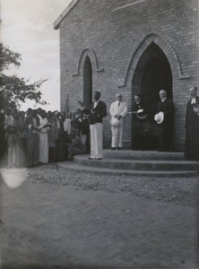 Opening and consecration of the Limulunga church. At the entrance, the missionaries Jean-Paul