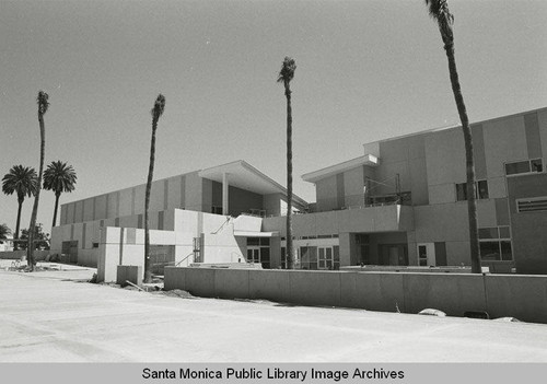 New Main Library construction, north courtyard and Martin Luther King, Jr. Auditorium (Santa Monica Public Library, 601 Santa Monica Blvd. built by Morley Construction. Architects, Moore Ruble Yudell.) September 5, 2005