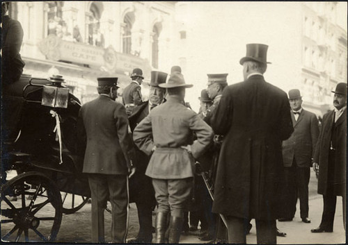 [President Taft arriving at Union League Club in San Francisco]