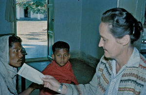 Nordindien, West Bengal. Den danske lægemissionær Else Høilund var leder af Rajadighi Kristne Hospital i en lang årrække fra 1954. Her er hun i gang med at undersøge en af sine patienter