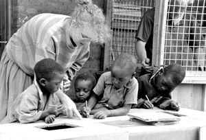 Fra ELCTs Børnehave i Nyakahanga, Karagwe Stift, Tanzania, 1989. DMS volontør Marianne Kongsbak Christensen underviser børn i skrivning