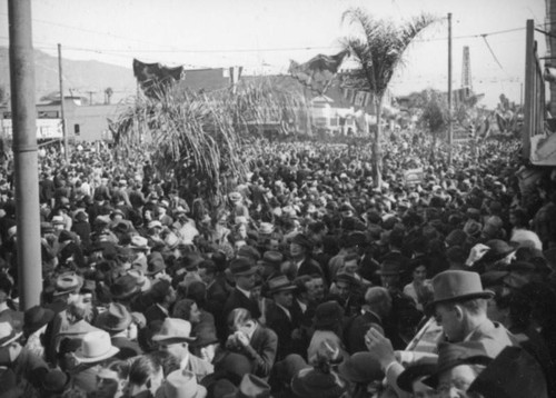 Crowds leave the 1938 Rose Parade