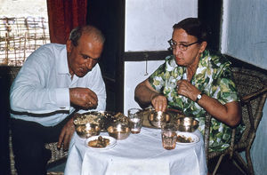 NELC, Haraputa, Nordindien. DSM missionær, sygeplejerske Elisabeth Krohn/Lis Krohn spiser middag med en gæst. (Navn?)