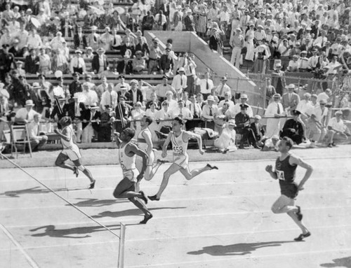 Eddie Tolan wins the 100 meters, 1932 Olympics