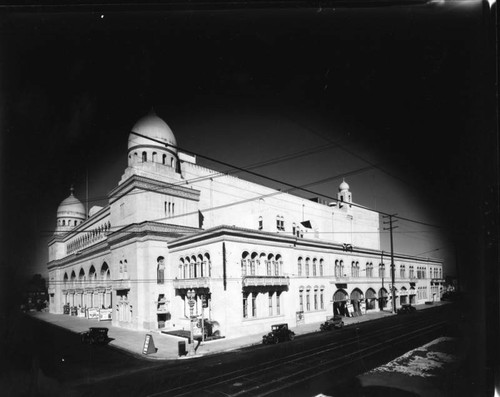 Outside view of the Shrine Auditorium