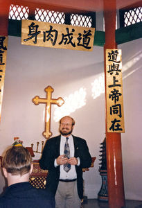 Fra en konference for DMS og DSM missionærer, som arbejder blandt buddhister. TFSCC Hongkong, 1998. Den norske missionær og præst, dr. theol. Rolv Olsen var leder af Tao Fong Shan Christian Centre (TFSCC), 1992-98. Her orienterer han studiegruppen til stedet