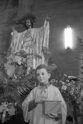 A statue of Jesus Christ and an altar boy, San Salvador, 1982