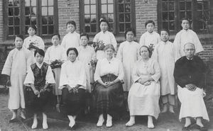 Baptism class in Sui Hua, 1924. In the middle Miss Wemmelund (woman missionary). Beside her Mrs