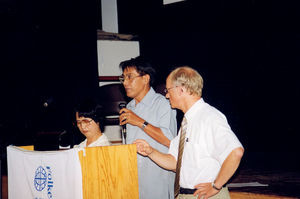 Fra DSM Landsmødet i Hadsten, 1999. Syd-Syd missionærer i Cambodia, Beatrice og Juanito Basalong, Filippinerne på talerstolen, med generalsekretær Jørgen Nørgaard Pedersen som tolk