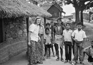 United Mission to Nepal. Fra Namjung, Gorkha distrikt. Tove Madsen sammen med nogle af landsbyens beboere. De venter på postbudet fra Kathmandu, april 1984