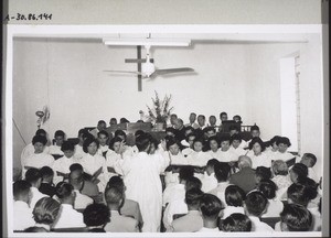 Der Chor singt. Vorne sitzen lutherische Missionare