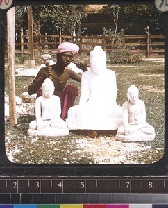 Burmese carver with Buddha images, Myanmar, s.d