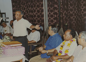 Assam, Nordindien. Mornai Tehaves 100 års jubilæum, juni 1990. Moderator i NELC, biskop Sagenen Kisku, Benagaria, taler til forsamlingen