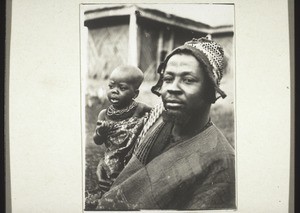 Ndjoyas Bruder Nzi Fewu mit Kind