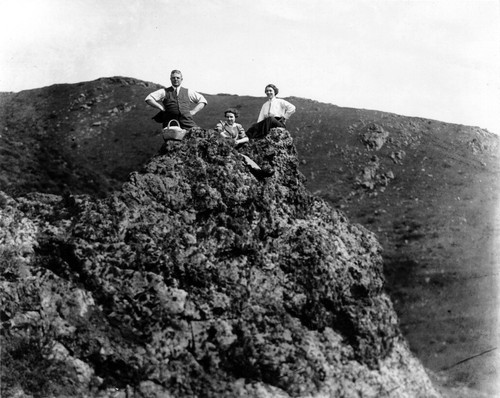 Coffinberry family picnic on Sign Hill