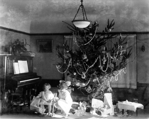 Coffinberry children and th family Christmas tree circa 1919