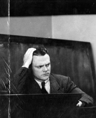 Cagney sues Warner, testifies in court