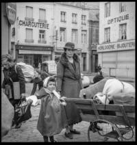 Features. Mother and little girl with cart [Refugees. Givet, France]