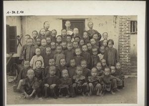 Boys' boarding school in Lilong 1896 (China), 2 = Teacher Tschin, house master. 3 = Teacher Ho