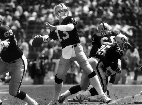 Raiders quarterback Jay Schroeder