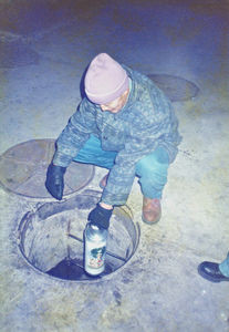 Fra JCS's gadebørnsprojekt i Mongoliet 1998. En medarbejder fra projektet er på vej ned i kloakkerne, hvor børnene bor