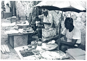 Fra markedet i Crater. Bageren, der også sælger koste, væger til petroleumslampen samt læderpakninger til vandhanen. Aden 1973
