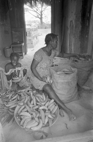Woman packing bananas, San Basilio de Palenque, 1977