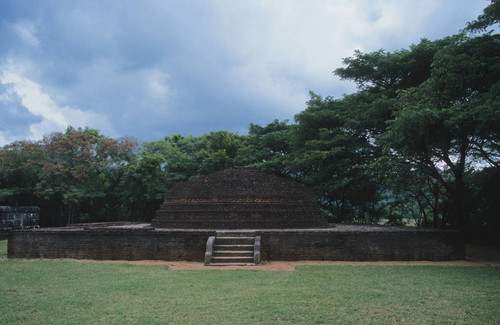 Nālanda "Gedigē" shrine (image house) and stupa (ruins)