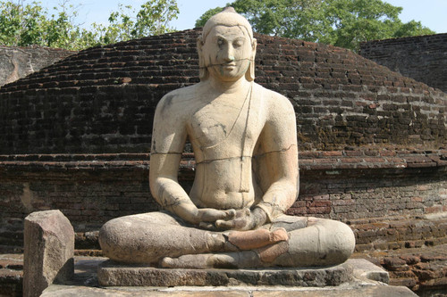Vatadāgē: seated Buddha statue: Sanghati robe