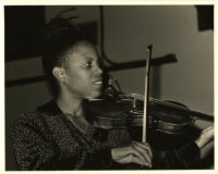 Regina Carter playing the violin, Los Angeles, October 1999 [descriptive]
