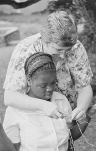 ELCT, Nordveststiftet, Tanzania. Else Højvang lærer en studerende at strikke, Ntoma Husholdningsskole, 1989. (Missionær Else Højvang, DMS/Danmission, var lærer på skolen, 1987-2001)