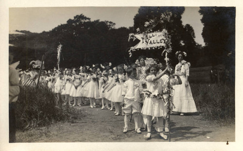 Students from Mill Valley walk to the second annual May Day celebrations in Kentfield, California, May, 1910 [photograph]
