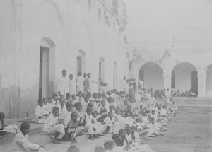 Santal Parganas, Nordindien. Kaerabani, 1917. Fra middagen på den nye Drengekostskole, opført 1915