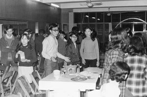 Det Lutherske Studentercenter, Taipei, Taiwan, december 1971. Jule-sammenkomst på centret, for beboere fra de kvindelige og mandlige kollegier. Andrew Yang inviterer til bords. Der skal spises Subiaki (Hot-Pot)
