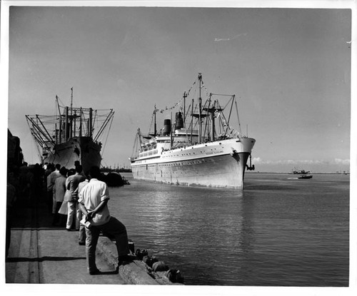 "Manila - arrival PRES. CLEVELAND" Sequence prior to APC-122. PRES. PIERCE docked left