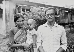 Simeon Mondal med familie ved Den Teologiske Præsteskole/Bishop's College i Calcutta, Nordindien. September 1986