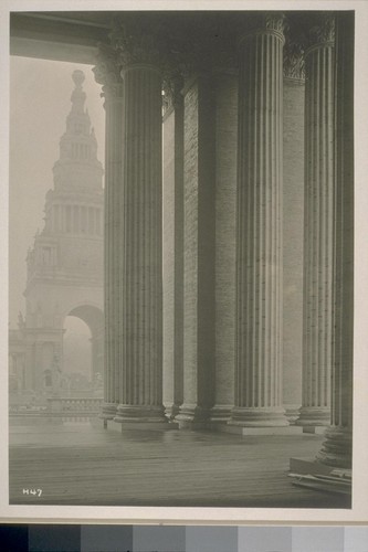 H47. [Colonnade, Court of the Universe (McKim, Mead and White, architects) ; Tower of Jewels (Thomas Hastings, architect) in background.]