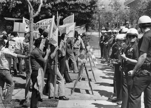 Iranian students protest Pahlavi at USC