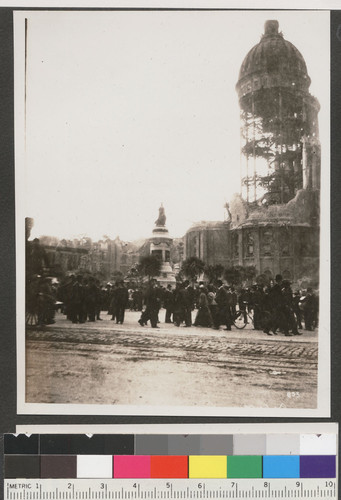 [Street scene in front of City Hall.]
