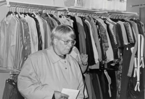 Flensborg genbrugsbutik, Bangla-shoppen, 1993. Foran ses Hedi Lorenzen
