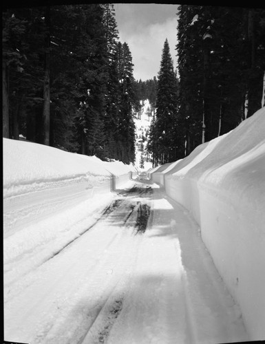 Winter Scenes, road to Wolverton in snow. Roads